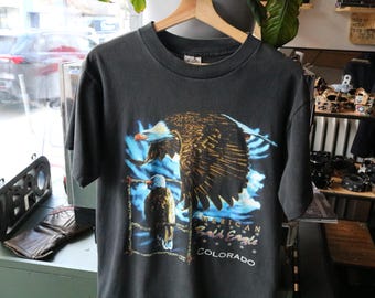 Camiseta American-Bald-Eagle-Colorado / Gráfico vintage de águila volando en el cielo de los 90 sobre fondo negro / Camiseta de naturaleza y vida silvestre