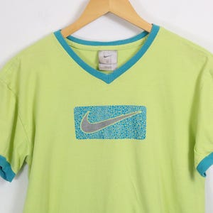 Koszulka Nike | Koszulka z nadrukiem w serek w stylu vintage z lat 90. z niebieskim wykończeniem | Jasnozielona klasyczna odzież sportowa zdjęcie 1