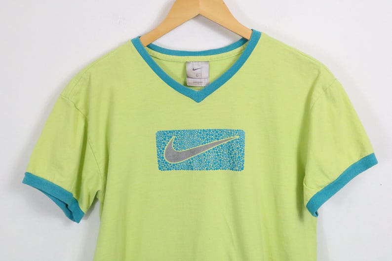 Koszulka Nike | Koszulka z nadrukiem w serek w stylu vintage z lat 90. z niebieskim wykończeniem | Jasnozielona klasyczna odzież sportowa zdjęcie 1