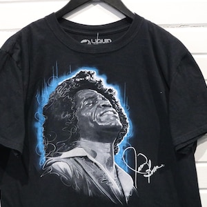 Camiseta azul líquido de James Brown / Camiseta con gráfico de leyenda musical vintage de la década de 2010 / Camiseta con retrato de ícono del soul imagen 1