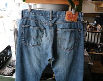 Pantalones vaqueros Levi's 505 / Estilo retro vintage de los años 2000, de mezclilla azul claro, corte recto y cinco bolsillos / Pantalones para uso diario