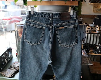 Pantalones vaqueros Edwin / Vaqueros vintage de los 90, de mezclilla azul lavado, cinco bolsillos, parche de cuero en la parte trasera y etiqueta con logo tejido / Pantalones clásicos para el día a día