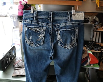Silver-Jeans-Co Jeans | Vintage donkerblauwe denim uit de jaren 2000 met versierde achterzakken en gerafelde zomen | Bootcut broek in westernstijl