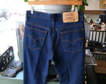 Pantalones vaqueros Levi's 517 / Estilo vintage de los años 2000, azul oscuro, denim, costuras naranjas y parche de cuero / Pantalones clásicos de cinco bolsillos