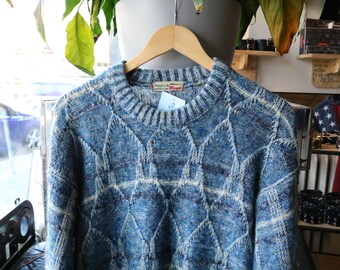Suéter Mohair-Margot | Blusa vintage dos anos 90 em tricô azul com estampa de losangos e gola redonda | Suéter aconchegante para o inverno