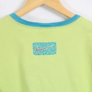 Koszulka Nike | Koszulka z nadrukiem w serek w stylu vintage z lat 90. z niebieskim wykończeniem | Jasnozielona klasyczna odzież sportowa zdjęcie 7