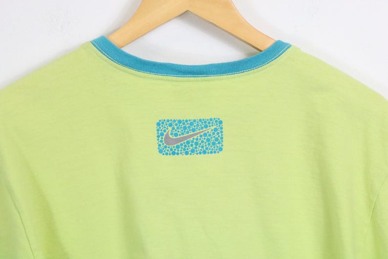 Koszulka Nike | Koszulka z nadrukiem w serek w stylu vintage z lat 90. z niebieskim wykończeniem | Jasnozielona klasyczna odzież sportowa zdjęcie 7