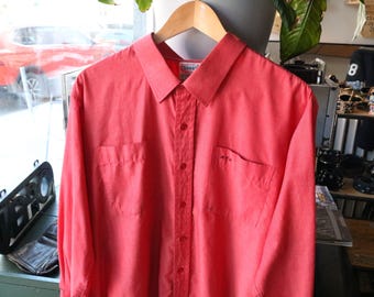 Camisa abotonada de Sam / Monograma vintage de los 90 en microcuadros rojos en el bolsillo del pecho / Manga larga con cuello