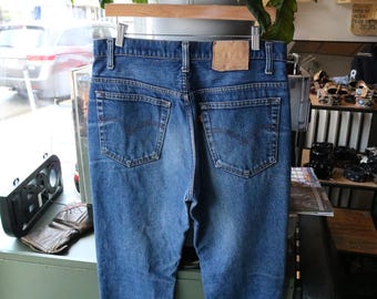 Pantalones vaqueros Levi's / Vaqueros vintage de los 90 de mezclilla azul con cinco bolsillos, etiqueta roja y parche de cuero / Pantalones clásicos para el día a día