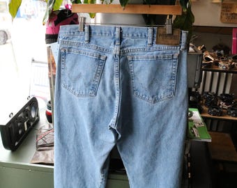 Calça jeans Wrangler | Jeans vintage dos anos 2000, lavagem clara, cinco bolsos, etiqueta de couro nas costas | Calça clássica para o dia a dia