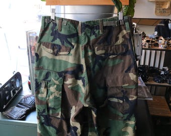 Pantalones cargo del ejército estadounidense / Rodillas reforzadas y detalles en los bolsillos con estampado de camuflaje boscoso vintage de los años 90 / Ropa militar de segunda mano