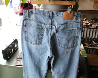 Calça jeans Levi's 505 | Jeans azul claro vintage dos anos 2000, corte reto e regular | Calça clássica de cinco bolsos para o dia a dia