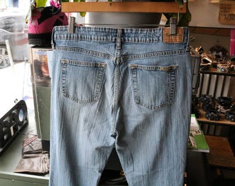Calça jeans Levi's-Strauss | Jeans bootcut azul claro vintage dos anos 2000 com detalhes desgastados no joelho | Calça casual retrô para o dia a dia