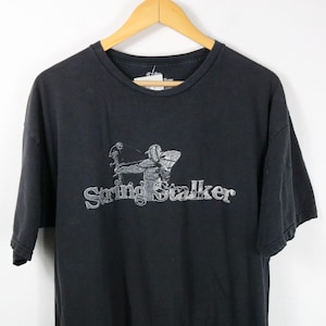 Koszulka String-Stalker | Czarna grafika wędkarska z lat 2000. z przodu i z tyłu | Koszulka Outdoor Angler