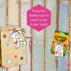 K&ouml;nnte beinhalten: Zwei Geschenkt&uuml;ten mit bunten Malkasten und Etiketten, auf denen "Have a Colorful Summer" und "From Ms. Coble" steht. Die Taschen sind braun mit bunten Punkten und goldenem Glitzer. Die Etiketten sind mit Schnur gebunden und haben eine Sonne und einen Regenbogen darauf gezeichnet.