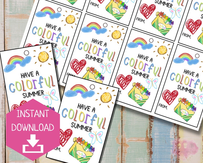 K&ouml;nnte beinhalten: Druckbare Geschenkanh&auml;nger mit einer bunten Kiste mit Buntstiften, einem Regenbogen, einer Sonne, einem Schmetterling und einem Herzen. Die Anh&auml;nger zeigen den Text "Have a Colorful Summer" und "From:".