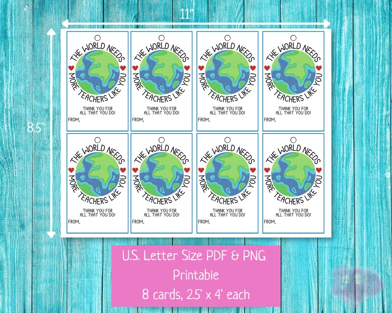 Op de afbeelding: Acht printbare bedankkaartjes voor leerkrachten met een blauwe en groene wereldbol met de tekst "De wereld heeft meer leraren zoals jij nodig" en een rood hart. De kaartjes zijn 2,5 inch bij 4 inch.