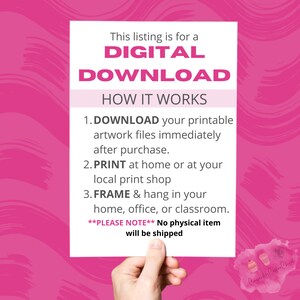 Op de afbeelding: Een witte kaart met roze tekst die uitlegt dat deze vermelding voor een digitale download is. De tekst legt uit hoe je de afdrukbare afbeelding kunt downloaden, afdrukken en inlijsten. De kaart luidt "Deze vermelding is voor een DIGITALE DOWNLOAD HOE HET WERKT 1. DOWNLOAD uw afdrukbare afbeeldingen direct na aankoop. 2. PRINT thuis of bij uw lokale printshop 3. LIJST in en hang het op in uw huis, kantoor of klaslokaal. **LET OP** Er wordt geen fysiek item verzonden"