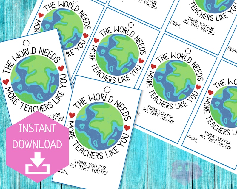 Op de afbeelding: Printbare cadeaulabels met een blauwe en groene wereldbol-illustratie en de tekst "De wereld heeft meer leraren zoals jij nodig". De labels zijn wit met blauwe en rode accenten.