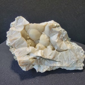 Pektolit - Stort skåp - Vackert botryoidalt massprov - - Millington Quarry, Somerset Co., New Jersey