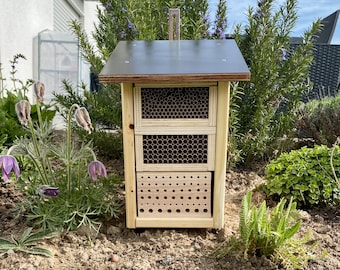 Nisthilfe Wildbienen Insektenhotel Rahmenhaus mit wetterfester Siebdruckplatte als Pultdach.