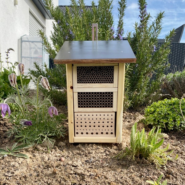 Nisthilfe Wildbienen Insektenhotel Rahmenhaus mit wetterfester Siebdruckplatte als Pultdach.