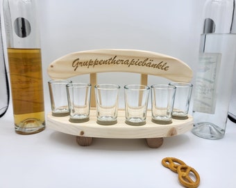 Schnapsbank Gruppentherapiebänkle mit 6 bis 8 Gläsern.