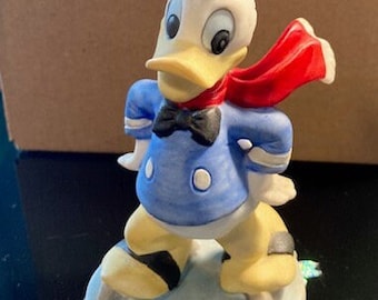 Walt Disney Productions presenta Donald Duck Bisque Skating Figurine Vintage 1980s