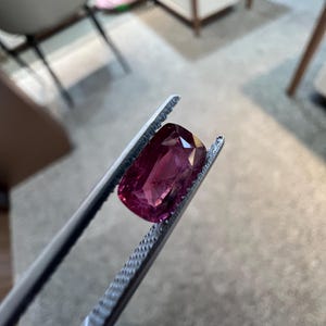 Rubí natural sin tratamiento térmico de 1,59 ct. procedente de Mozambique 8,5 * 5,3 * 3,5