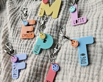 Personalisierter Schlüsselanhänger Acryl | Buchstabe mit Name und Smiley | Geschenk Kitastart | Geschenk Schultüte | Anhänger Kinderrucksack
