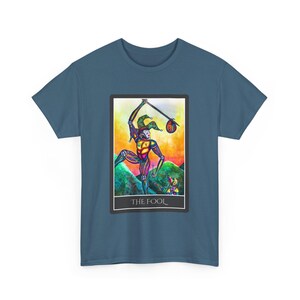 Camiseta de la Carta del Tarot del Loco, camiseta de Tarot Indie, camiseta con ilustraciones vibrantes, top unisex de algodón, ropa de Shapeshifting Deck