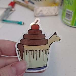 Vanille Cupcake Drache mit Schokoladenglasur und einer Kirsche on Top