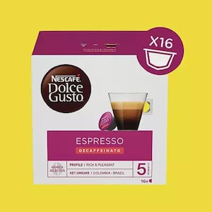 Könnte beinhalten: Eine Schachtel Nescafé Dolce Gusto Espresso Decaffeinato Kaffeekapseln. Die Schachtel ist weiß mit einem lila oberen und unteren Bereich. Das Markenlogo befindet sich in einem braunen Kreis. Eine Tasse Espresso und eine Kaffeekapsel sind abgebildet. Die Schachtel enthält 16 Kapseln.