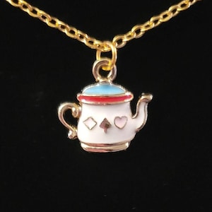 Collar de tetera blanca bañado en oro con dije de esmalte