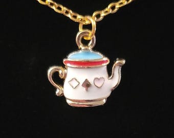 Collana placcata oro con ciondolo smaltato a forma di teiera bianca