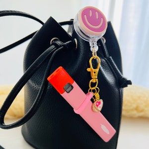 ベイプバッグクリップアクセサリー / パフパフスマイル / スマイリーフェイス格納式ダブペンホルダー / バインダーまたは財布用ペンクリップ / バッジリールベイプホルダー