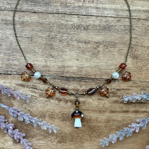 Collier de perles et de champignons Whimsigoth en feuilles d'érable d'automne (Bronze) | Gobelincore | Cottagecore |