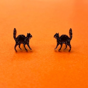 小さなハロウィンの黒猫のスタッドピアス、かわいい怖がりの猫のスタッド、猫好きのためのジュエリー、秋と秋のアクセサリー