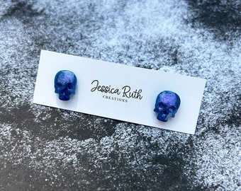 Pendientes de tuerca de calavera facetados negros o azules hechos a mano, postes de acero inoxidable hipoalergénicos, joyería espeluznante gótica única