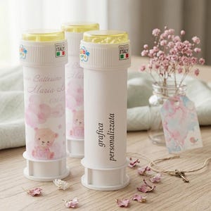Peut inclure: Trois flacons de bulles blancs avec des bouchons jaunes et l'inscription "Made in Italy". L'un des flacons présente un motif d'ours en peluche rose et du texte. L'autre porte l'inscription "grafica personalizzata".