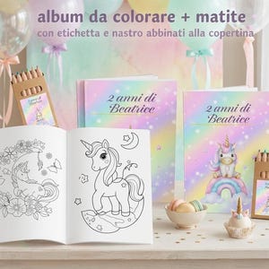Pode incluir: Um conjunto de livro para colorir e lápis de cor com tema de unicórnio. O livro aberto mostra ilustrações de unicórnios. A capa do livro diz "2 anni di Beatrice". O conjunto inclui um cupcake e macarons.