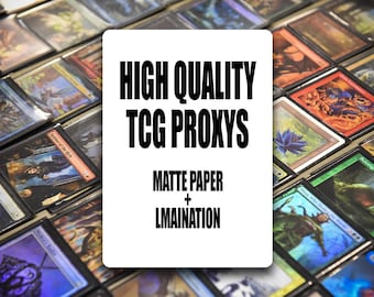 Może przedstawiać: Biała prostokątna karta z czarnym napisem HIGH QUALITY TCG PROXYS, MATTE PAPER oraz LMAINATION, umieszczona na tle licznych kolorowych kart kolekcjonerskich w ochronnych koszulkach, ułożonych w regularny wzór siatki.