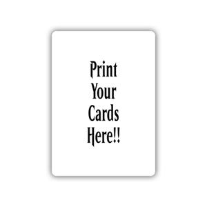 Könnte beinhalten: Eine weiße, rechteckige Karte mit abgerundeten Ecken, auf der der schwarze Text "Print Your Cards Here!!" in einer stilisierten Schriftart steht. Die Karte hat einen dezenten Schatten.