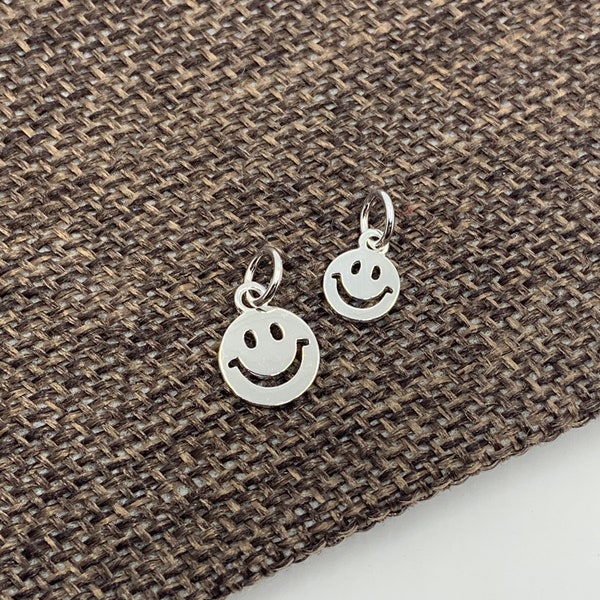 Visage heureux en argent sterling 925, breloque smiley, 2 tailles, joli pendentif emoji, pendentif en argent délicat, bracelet, breloque pour collier, vente en gros