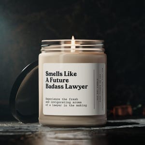 Esta vela de cera de soja huele a futuro abogado, regalo divertido para abogados, aceptación en la facultad de derecho, regalo para el examen de abogacía, vela ecológica de 9 oz