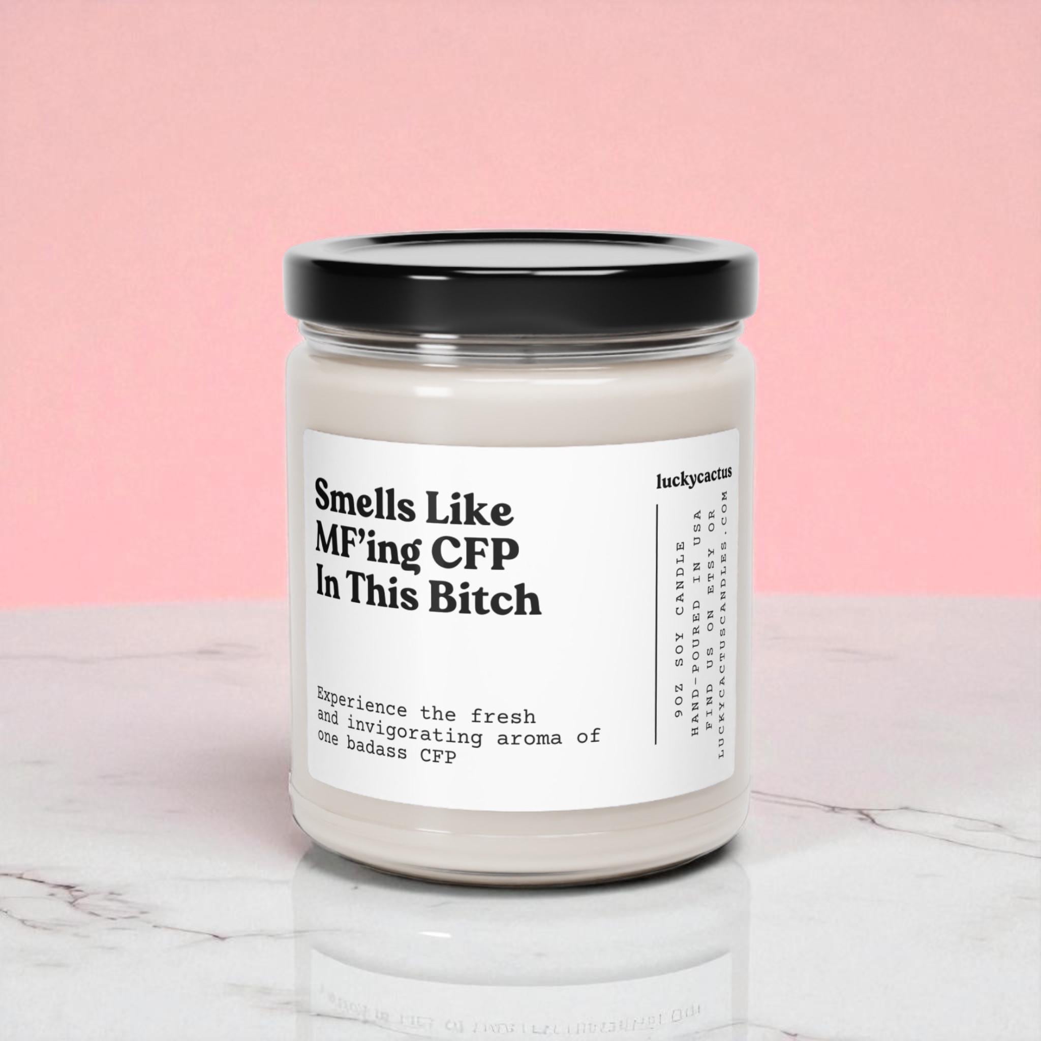 Smells Like MF'ing CFP In This Bitch Candle, CFP-examencadeau, gecertificeerd financieel planner-kaarscadeau, cadeau voor cfp-examen, 9oz. Sojakaars