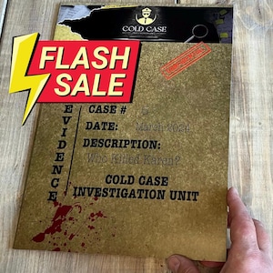 Peut inclure: Un dossier de preuves doré avec le texte "FLASH SALE" et "EVIDENCE" en disposition verticale. Le dossier comprend les détails de l'affaire : Cas n°5, mars 2024, et la description "Who Killed Karen ?" avec une étiquette "COLD CASE INVESTIGATION UNIT".