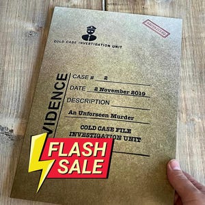 Puede incluir: Una carpeta de archivo de color manila con la etiqueta "EVIDENCE", el logo "COLD CASE INVESTIGATION UNIT" y un sello "RESTRICTED". El archivo incluye "CASE # 2", "DATE 2 November 2019" y "An Unforseen Murder". Una pegatina roja y amarilla de "FLASH SALE" es visible.
