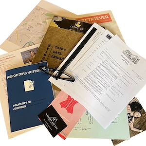 Pode incluir: Uma variedade de itens, incluindo um caderno de repórter azul, um mapa, documentos e um cartão de visita. O caderno diz "PROPERTY OF KARSANE ADDRESS 7 AVEBURY PLACE". Um par de óculos repousa sobre os papéis. O tema sugere um mistério.