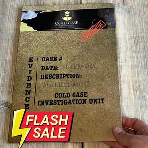 Könnte beinhalten: Eine braune Beweisakte mit dem Text "COLD CASE INVESTIGATION UNIT". Die Akte enthält den Text "Case # 3", "Datum: 1. Mai 2021" und "Who Killed Jenny?" Ein "FLASH SALE" Aufkleber ist sichtbar.